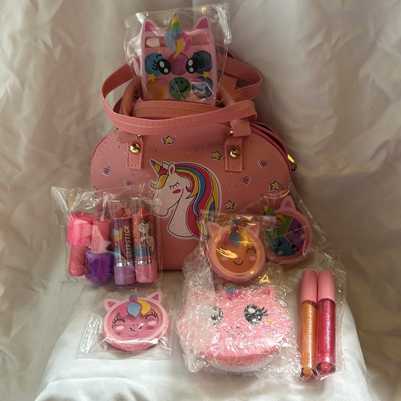Makeup Toy Kit for 3+ with lots of accessories - Picture 2 of 8